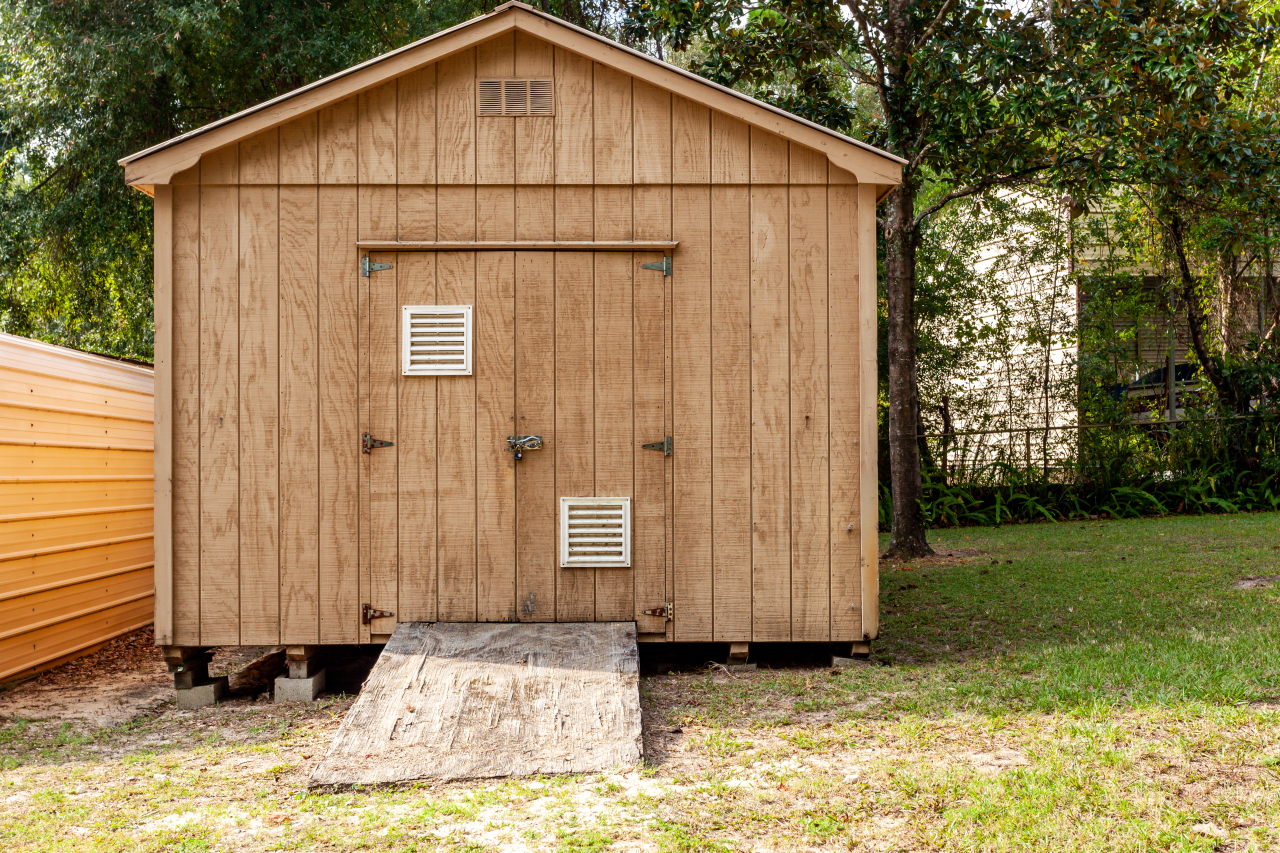 Jak zbudować własny domek narzędziowy w ogrodzie?